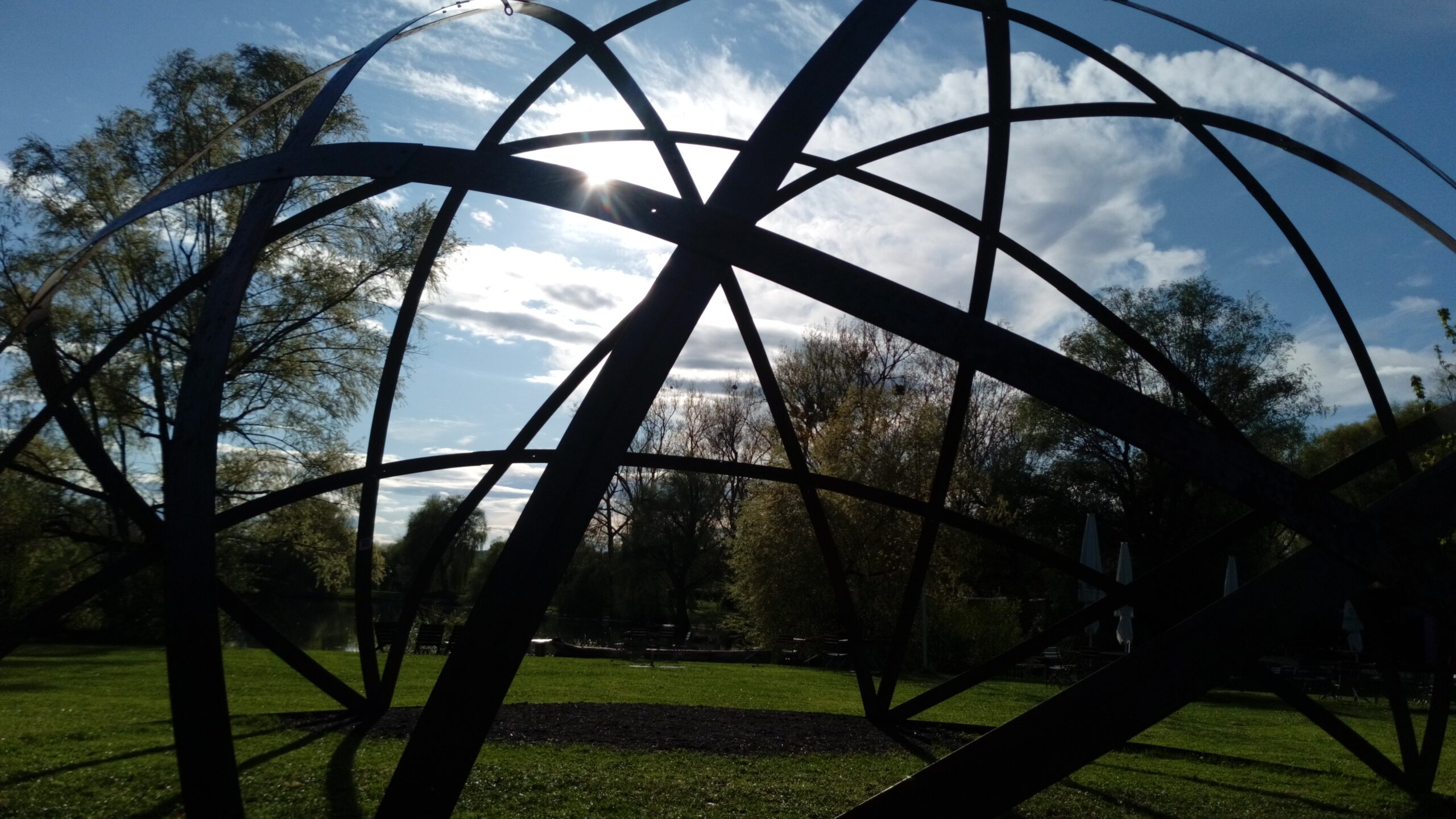 Baldachin mit Wolken im Hintergrund, Nürtingen, Beutwangsee